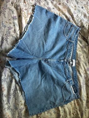 Abercrombie & Fitch Curve Love Dad Short Frayed-Hem Denim Shorts - Size 37
